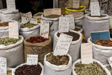 Acre İsrail şehirde Doğu pazarında, renkli geleneksel baharat.