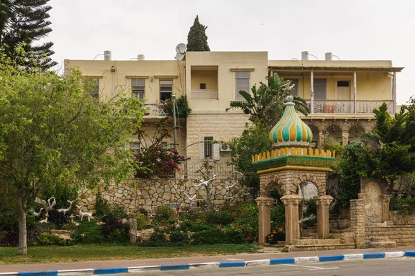 ACRE, ISRAELE - 3 aprile 2018: interessanti e uniche sculture sulla città di strada di Acri in zona residenziale . — Foto Stock