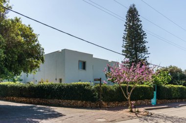 Nahariya, İsrail-Nisan 3, 2018: Nahariya sokak şehir yerleşim bölgesinde ilginç ve benzersiz mimarisi