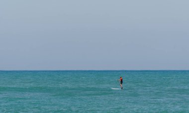 Nahariya, İsrail-Nisan 4, 2018: Adam Akdeniz Kuzey İsrail üzerinde pedal kurulu.