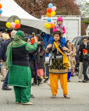 Vancouver, Kanada - 14 Nisan 2018: insanlar yıllık Hint Vaisakhi geçit töreni sırasında sokakta