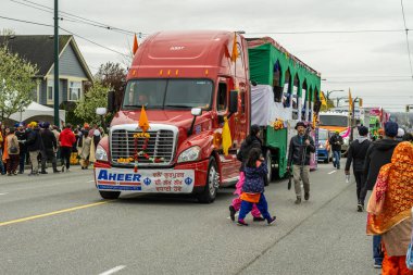 Vancouver, Kanada - 14 Nisan 2018: dekore edilmiş kamyon yıllık Hint Vaisakhi geçit töreni sırasında sokakta