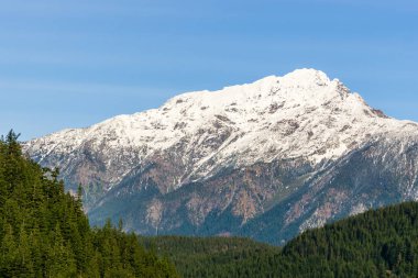 Dağ tepe ile karda gökyüzü ABD kuzeyinde temizleyin