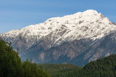 Dağ tepe ile karda gökyüzü ABD kuzeyinde temizleyin