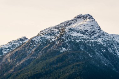Dağ tepe ile karda gökyüzü ABD kuzeyinde temizleyin