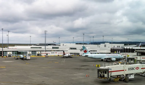 加拿大里士满-2018年9月14日: 温哥华国际机场飞机和货物的忙碌生活. — 图库照片