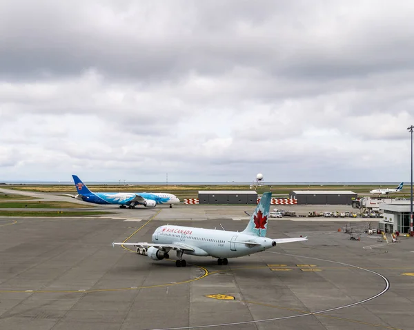 Ρίτσμοντ, Καναδάς - 14 Σεπτεμβρίου 2018: Πολυάσχολη ζωή στο Διεθνές Αεροδρόμιο Βανκούβερ αεροσκαφών και φορτίου. — Φωτογραφία Αρχείου