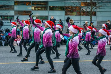 Vancouver, Kanada - 2 Aralık 2018: Vancouver, Kanada'da yıllık Noel Baba geçit, insanlar dans.