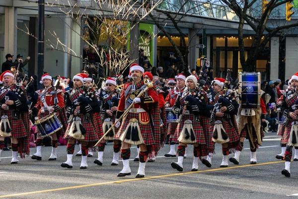 VANCOUVER, CANADA - 2 DE DEZEMBRO DE 2018: pessoas que participam do desfile anual do Papai Noel em Vancouver, Canadá . — Fotografia de Stock