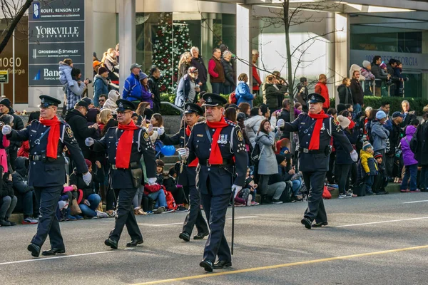 Vancouver, Canada - December 2, 2018: mensen deelnemen aan de jaarlijkse de Kerstman Parade in Vancouver, Canada. — Stockfoto