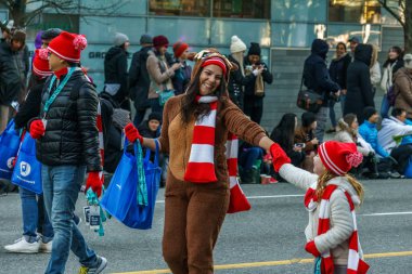 Vancouver, Kanada - 2 Aralık 2018: Vancouver, Kanada'da yıllık Noel Baba geçit katılan insanlar
