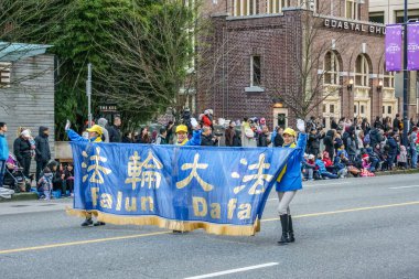 Vancouver, Kanada - 2 Aralık 2018: Vancouver, Kanada'da yıllık Noel Baba geçit katılan insanlar