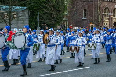 Vancouver, Kanada - 2 Aralık 2018: Vancouver, Kanada'da yıllık Noel Baba geçit katılan insanlar