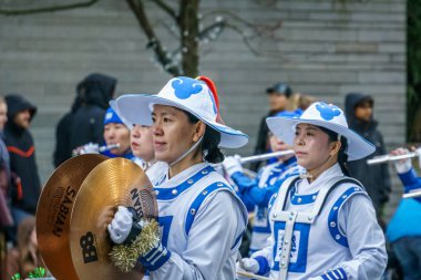 Vancouver, Kanada - 2 Aralık 2018: Vancouver, Kanada'da yıllık Noel Baba geçit katılan insanlar