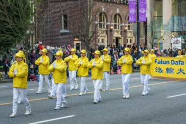 Vancouver, Kanada - 2 Aralık 2018: Vancouver, Kanada'da yıllık Noel Baba geçit katılan insanlar