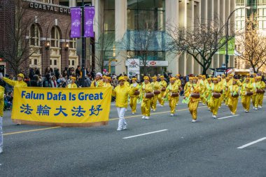 Vancouver, Kanada - 2 Aralık 2018: Vancouver, Kanada'da yıllık Noel Baba geçit katılan insanlar