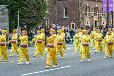 Vancouver, Kanada - 2 Aralık 2018: Vancouver, Kanada'da yıllık Noel Baba geçit katılan insanlar