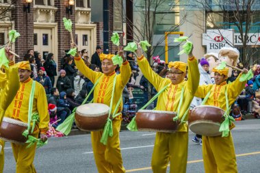 Vancouver, Kanada - 2 Aralık 2018: Vancouver, Kanada'da yıllık Noel Baba geçit katılan insanlar