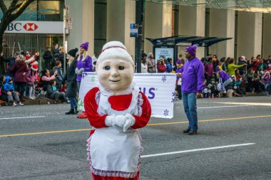 Vancouver, Kanada - 2 Aralık 2018: Vancouver, Kanada'da yıllık Noel Baba geçit katılan insanlar