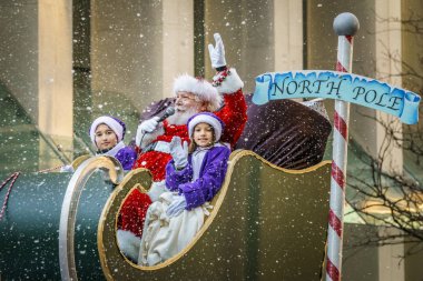 Vancouver, Kanada - 2 Aralık 2018: Santa ve çocuklar Vancouver, Kanada'da her yıl düzenlenen Noel Baba Geçit Töreni'nde