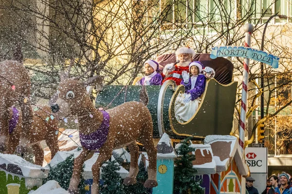 Vancouver, Kanada - 2 Aralık 2018: Santa ve çocuklar Vancouver, Kanada'da her yıl düzenlenen Noel Baba Geçit Töreni'nde