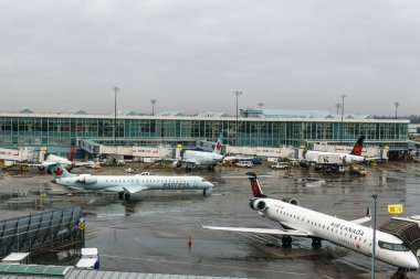 Richmond, Kanada - 8 Aralık 2018: Vancouver Uluslararası Havaalanı uçak ve kargosunda yoğun yaşam