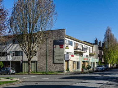 Vancouver, Kanada - 27 Nisan 2018: Heather caddesinde yıkılmadan önce apartman