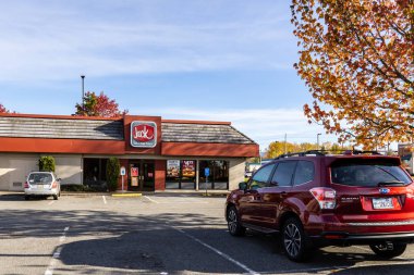 Bellingham, Abd - 11 Kasım 2018: Jack in the Box restaurant at Sunset Square Alışveriş Merkezi