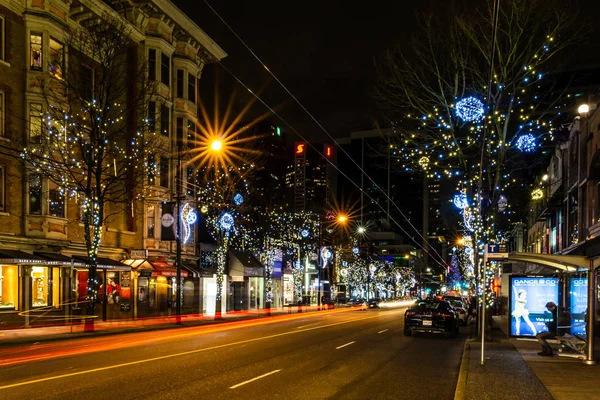 Vancouver, Kanada - 25 Aralık 2018: lüks evler ve sokaklar Kanada şehir sokak garland ışıkları ile dekore edilmiş