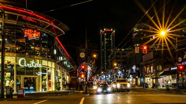 Vancouver, Kanada - 25 Aralık 2018: lüks evler ve sokaklar Kanada şehir sokak garland ışıkları ile dekore edilmiş — Stok fotoğraf