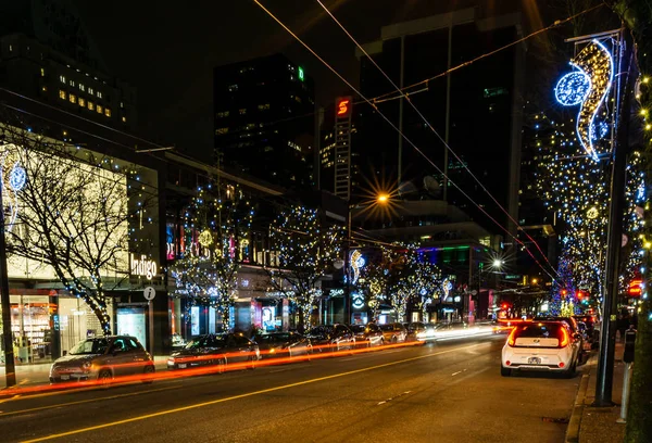 Vancouver, Kanada - 25 December 2018: lyx inredda hus och gator med garland lights i kanadensiska staden gatan — Stockfoto