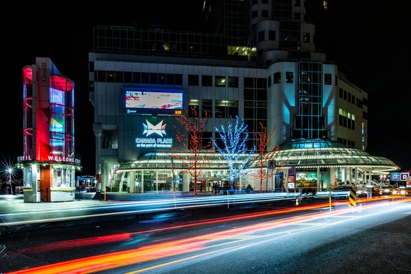 VANCOUVER, CANADA - 25 de dezembro de 2018: luxuosas casas e ruas decoradas com luzes de guirlanda na rua da cidade canadense — Fotografia de Stock