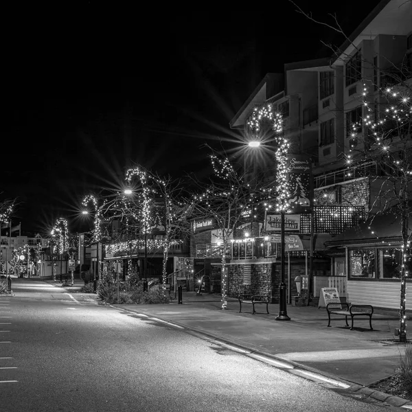 Ιαματικές πηγές Harrison, Καναδάς - 21 Δεκεμβρίου 2018: Πολυτελή διακοσμημένα σπίτια και δρόμους με φώτα γιρλάντα στον Καναδά — Φωτογραφία Αρχείου