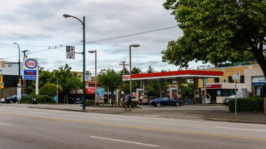 Vancouver, Kanada - 6 Haziran 2018: Vancouver British Columbia'da Stree View West Broadway