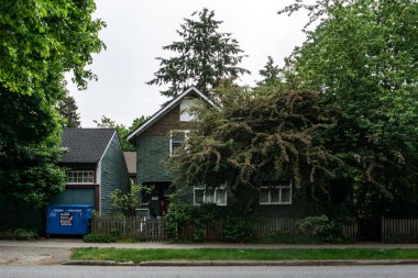 Vancouver, Kanada - 19 Mayıs 2018: Ağaçlar ve çalılar ile Stree View konut ev