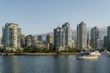 Vancouver, Kanada - 6 Haziran 2018: False Creek'ten şehir merkezinin Downtown Vancouver'ı görüntüleyin