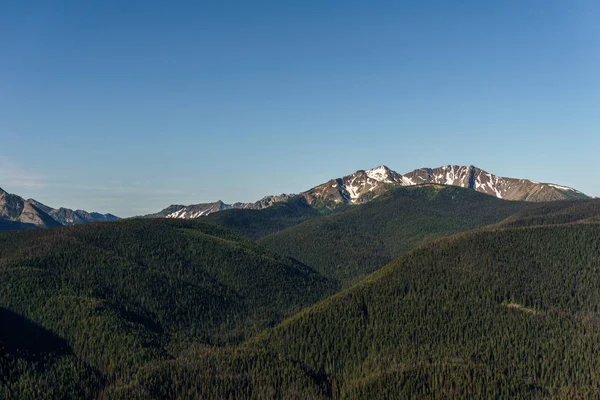 Yeşil dağ ridge sahne mavi gökyüzü yaz manzara arka plan ile. — Stok fotoğraf