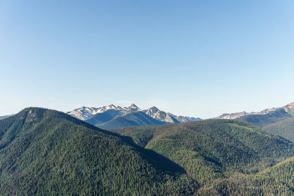 Yeşil dağ ridge sahne mavi gökyüzü yaz manzara arka plan ile. — Stok fotoğraf
