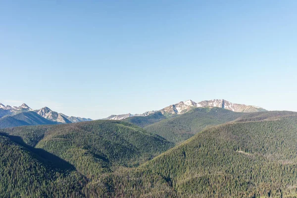 Yeşil dağ ridge sahne mavi gökyüzü yaz manzara arka plan ile. — Stok fotoğraf