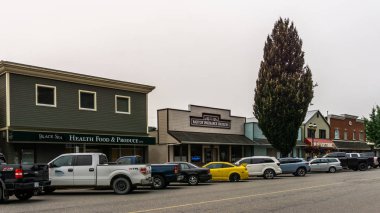 Agassiz, Kanada - 18 Ağustos 2018: British Columbia'da küçük bir kasabada ana cadde de mağazalarla restoranlar arabaları
