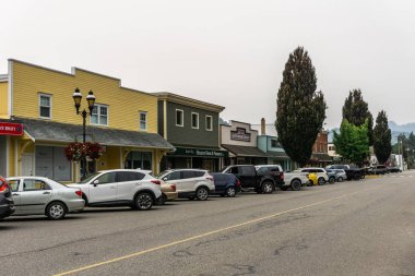 Agassiz, Kanada - 18 Ağustos 2018: British Columbia'da küçük bir kasabada ana cadde de mağazalarla restoranlar arabaları