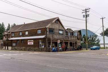 Agassiz, Kanada - 18 Ağustos 2018: British Columbia'da küçük bir kasabada ana cadde de mağazalarla restoranlar arabaları