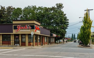 Agassiz, Kanada - 18 Ağustos 2018: British Columbia'da küçük bir kasabada ana cadde de mağazalarla restoranlar arabaları