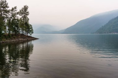 Ağustos 2018'de British Columbia Canada'daki orman yangınları sırasında Harrison Gölü'nde görüntüle