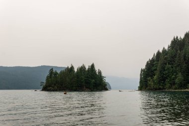 Harrison Hot Springs, Kanada - 18 Ağustos 2018: British Columbia Canada'daki orman yangınları sırasında Harrison Gölü'ndeki insanlar