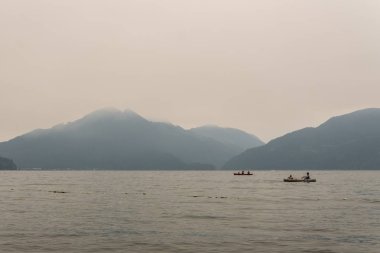 Harrison Hot Springs, Kanada - 18 Ağustos 2018: British Columbia Canada'daki orman yangınları sırasında Harrison Gölü'ndeki insanlar