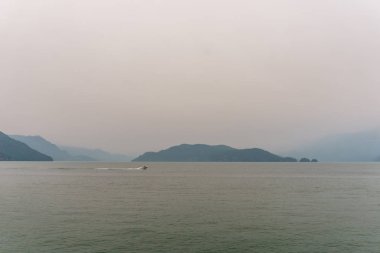 Harrison Hot Springs, Kanada - 18 Ağustos 2018: British Columbia Canada'daki orman yangınları sırasında Harrison Gölü'ndeki insanlar