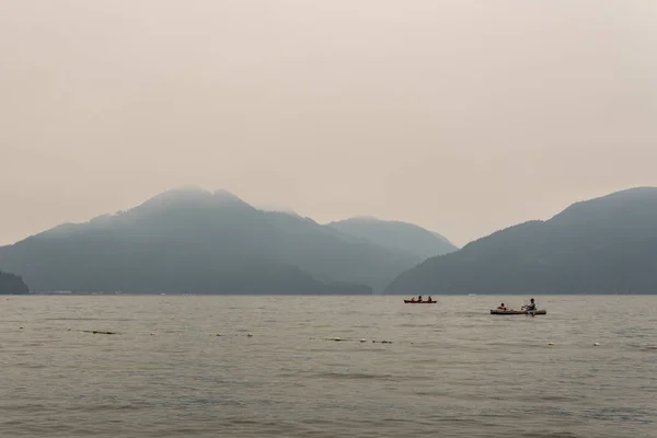 Harrison Hot Springs, Kanada - 18 Ağustos 2018: British Columbia Canada'daki orman yangınları sırasında Harrison Gölü'ndeki insanlar