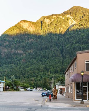 Hope, Kanada - 14 Temmuz 2018: British Columbia'da küçük bir kasabada ana cadde de mağazalarla restoranlar arabalar