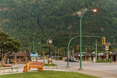 Hope, Kanada - 14 Temmuz 2018: British Columbia'da küçük bir kasabada ana cadde de mağazalarla restoranlar arabalar